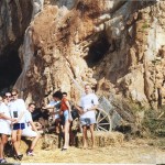 2001-ben a szicíliai Coustonaciban a barlang lakások előtt